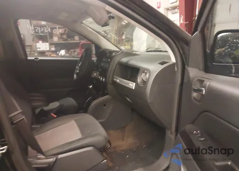 2017 Jeep Compass Sport 4X4 z USA, uszkodzony, nr VIN 1C4NJDBB7HD107043